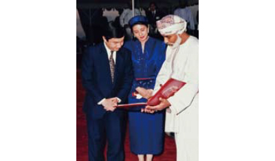 The pedigree paper of the horse (Ahazeej), which was presented by His Majesty the late Sultan Qaboos bin Said, being viewed by Their then Imperial Highnesses the Crown Prince and Princess.